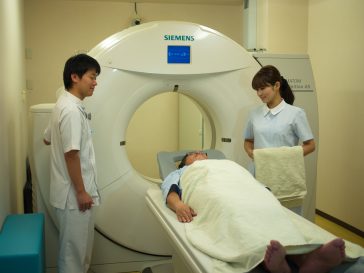MRI前の技師と看護師