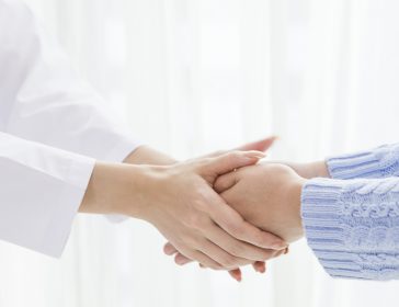 医師と患者の握手